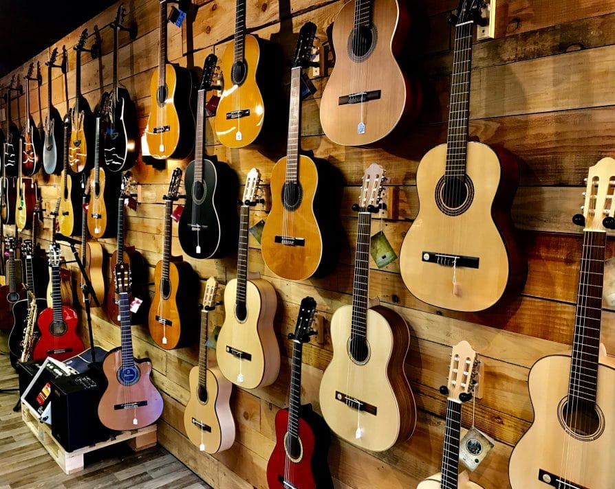 Mur de guitares acoustiques dans le magasin de musique